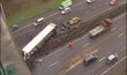 Barchon : un camion couché sur l'autoroute
